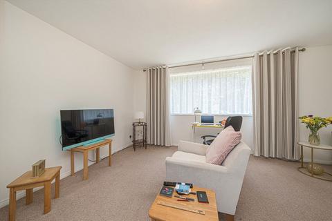 2 bedroom flat to rent, Brockley Combe, Weybridge KT13