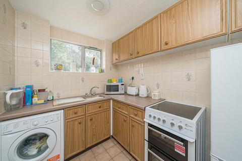 2 bedroom flat to rent, Brockley Combe, Weybridge KT13