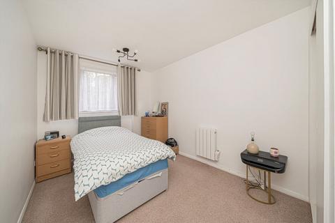 2 bedroom flat to rent, Brockley Combe, Weybridge KT13