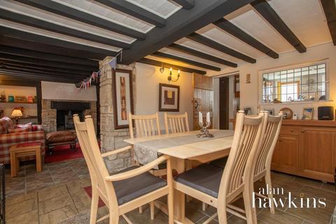 undefined, Bradenstoke SN15 4