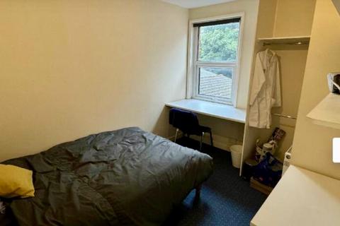 5 bedroom semi-detached house to rent, Tiverton Road, Birmingham B29