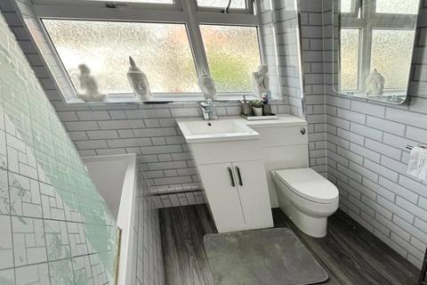 3 bedroom semi-detached house for sale, Dowty Avenue, Warwickshire CV12