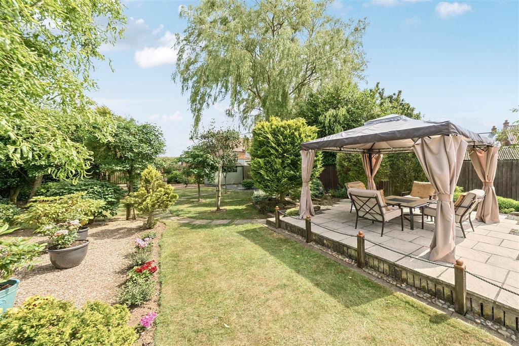 MIDDLE OF REAR GARDEN.jpg