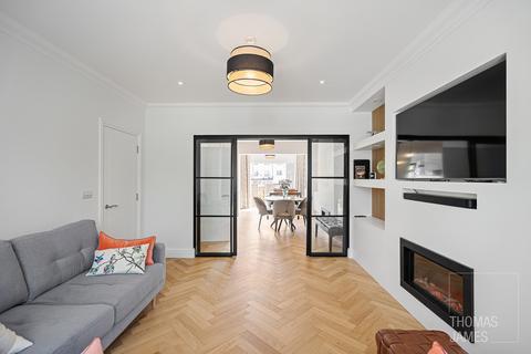1 Coombe Corner, London, N21 3PE