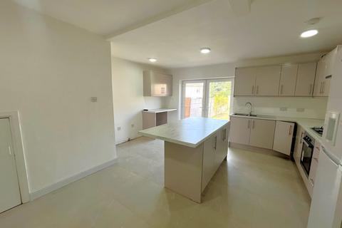 3 bedroom terraced house to rent, Dickinson Avenue, Wolverhampton WV10