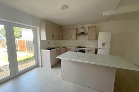 3 bedroom terraced house to rent, Dickinson Avenue, Wolverhampton WV10