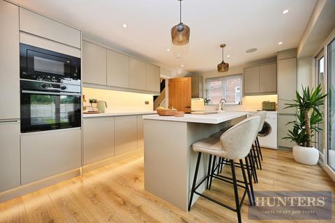 3 bedroom semi-detached house for sale, Greenlea Close, Yeadon, Leeds