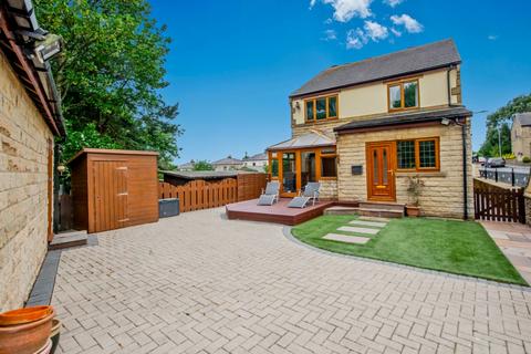 4 bedroom detached house for sale, Edgemoor Close, Toftshaw Lane, Bradford, West Yorkshire, BD4