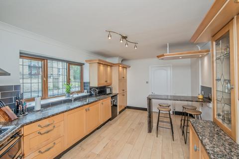4 bedroom detached house for sale, Edgemoor Close, Toftshaw Lane, Bradford, West Yorkshire, BD4