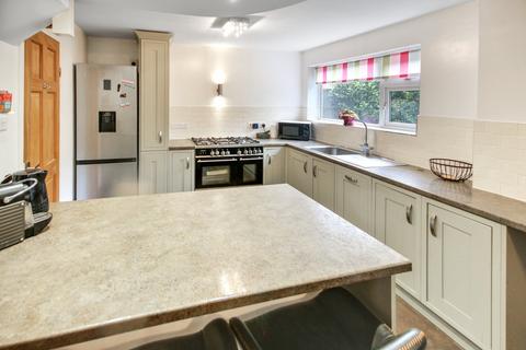 2 Dickens Close, East Grinstead, RH19 1SE