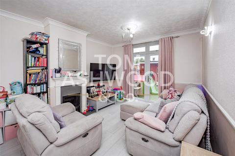 2 bedroom end of terrace house for sale, Bushgrove Road, Dagenham, RM8