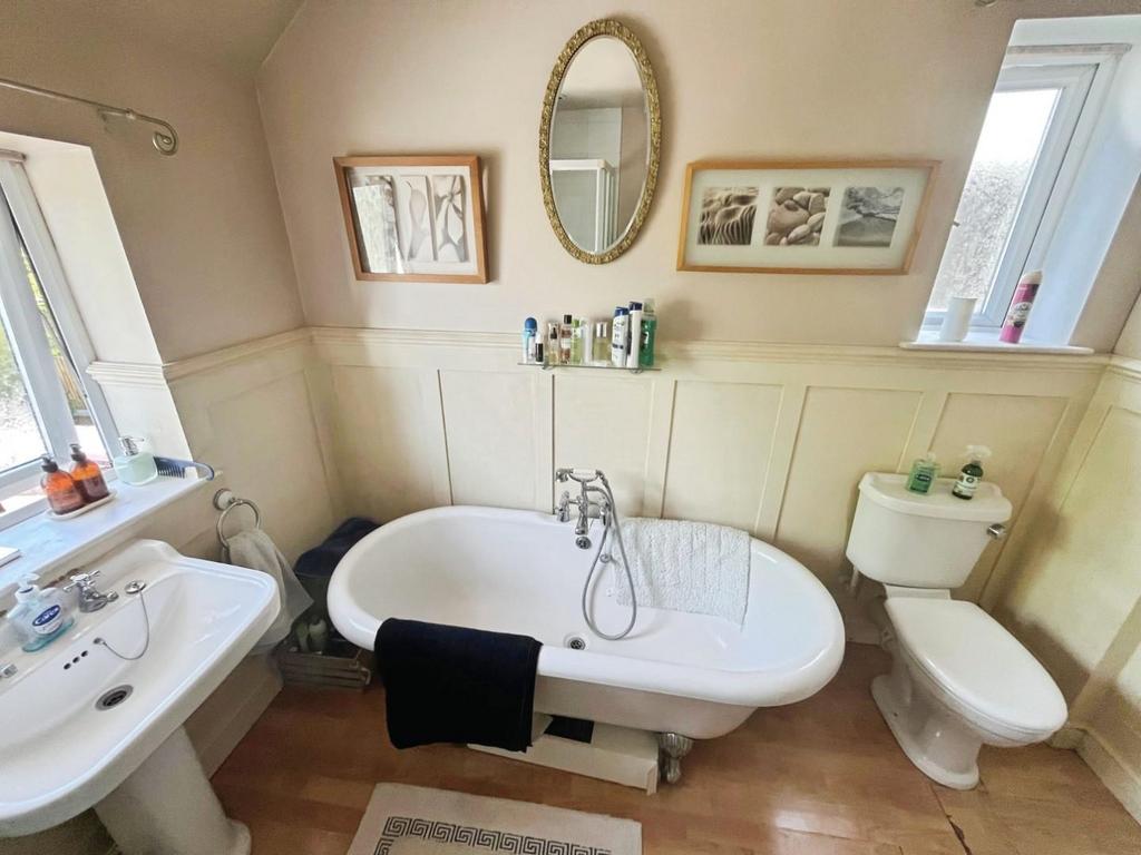Dda4aa87-Bathroom.jpg