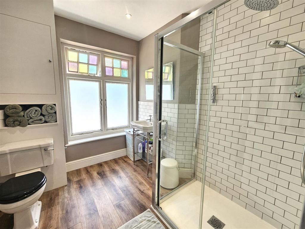 Master En Suite.jpg