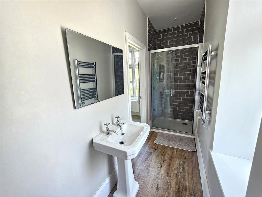 Ensuite Bedroom 2.jpg