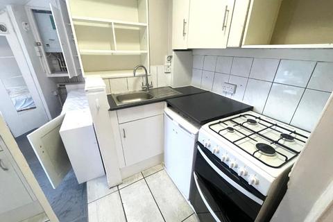 Studio to rent, Mountfield Road, Finchley, N3