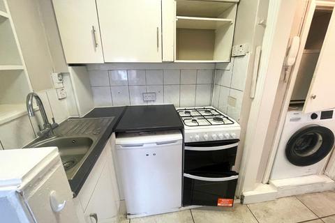 Studio to rent, Mountfield Road, Finchley, N3