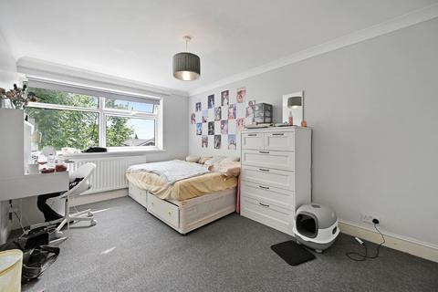 66 The Knoll, London, W13 8HY