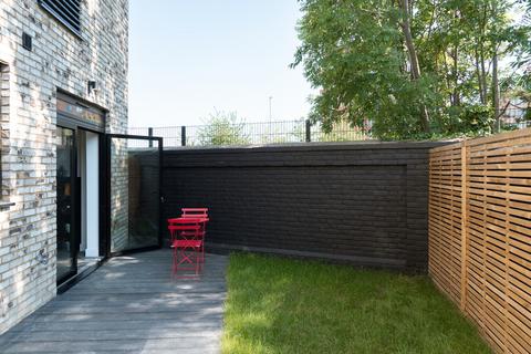 3 bedroom terraced house for sale, Tamarind Mews, London N18