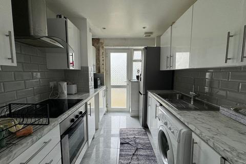 2 bedroom flat for sale, Blundell Road, Edgware, HA8