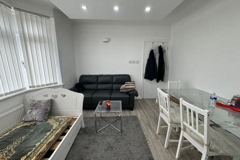 2 bedroom flat for sale, Blundell Road, Edgware, HA8