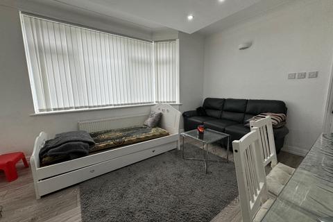 2 bedroom flat for sale, Blundell Road, Edgware, HA8