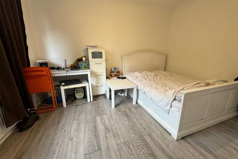 2 bedroom flat for sale, Blundell Road, Edgware, HA8