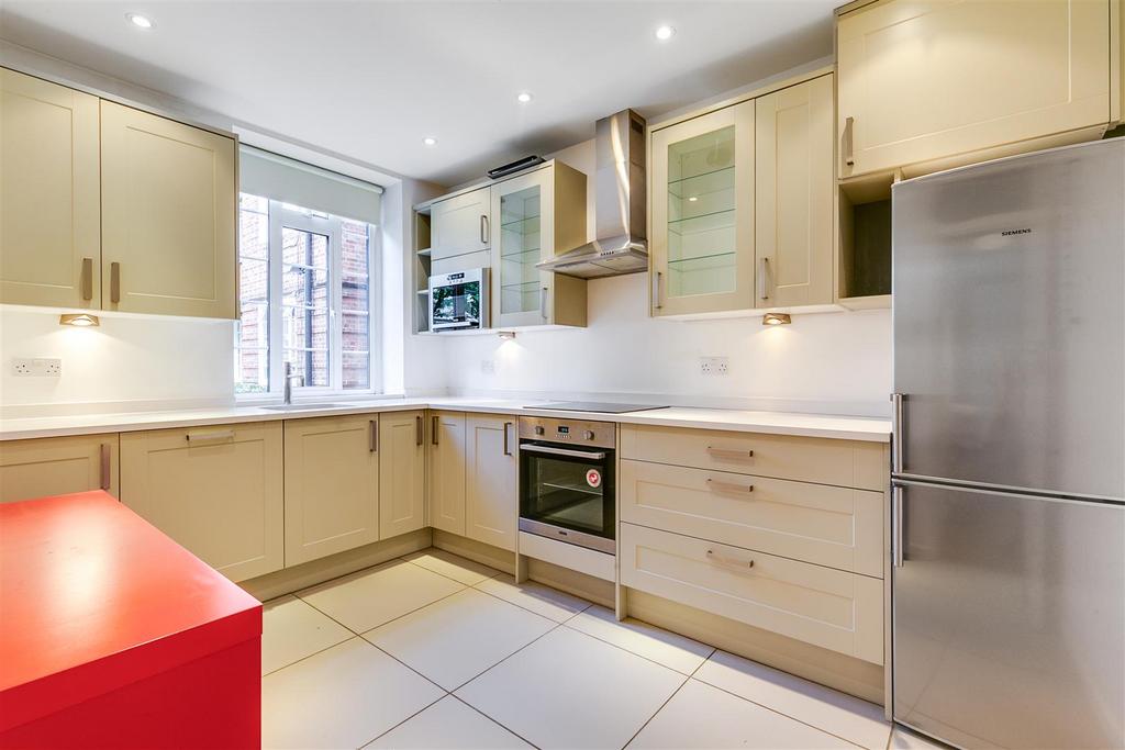 Watchfield Court, Sutton Court Road... 3 bed flat - £3,200 pcm (£738 pw)