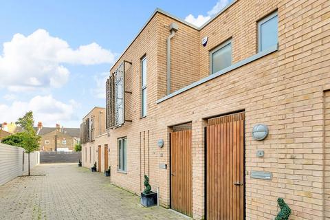 7 Graveney Mews, Mitcham, CR4 2FD