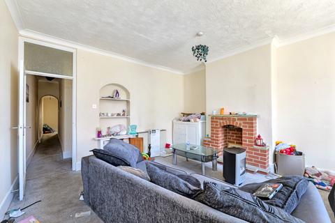 2 bedroom flat for sale, 67a Arundel Road, Littlehampton BN17 7DE