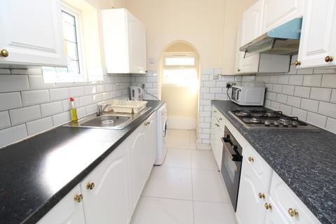 3 bedroom semi-detached house to rent, Eastern Avenue East, RM1