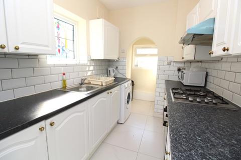 3 bedroom semi-detached house to rent, Eastern Avenue East, RM1