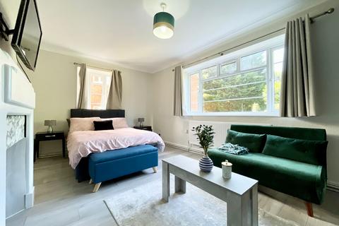 3 bedroom flat to rent, Monarch Court N2