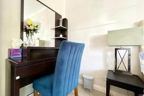 3 bedroom flat to rent, Monarch Court N2