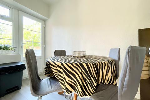 3 bedroom flat to rent, Monarch Court N2