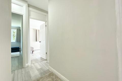 3 bedroom flat to rent, Monarch Court N2