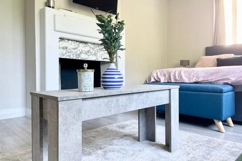 3 bedroom flat to rent, Monarch Court N2