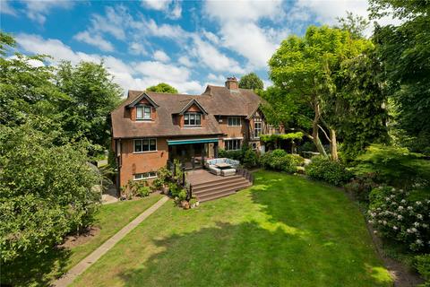 5 Vincent Close, Esher, KT10 8AW