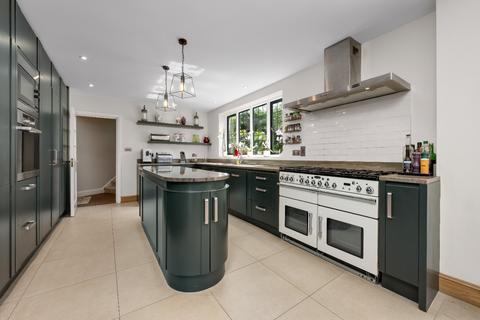 5 Vincent Close, Esher, KT10 8AW