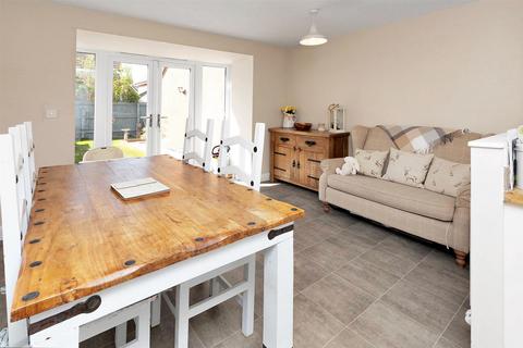 7 Topiary Road, Nuneaton, CV10 0FT