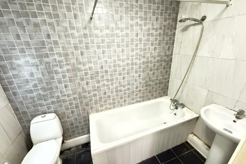 3 bedroom terraced house to rent, Highfield Road, Rowley Regis B65