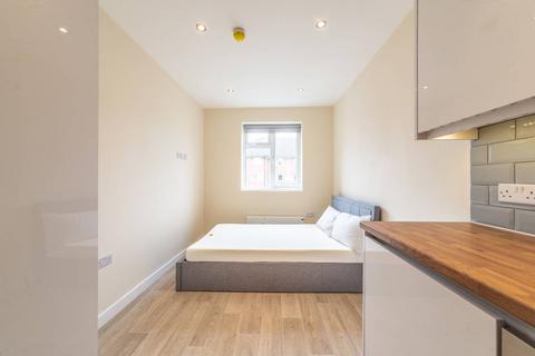 Studio to rent, Greenford, Greenford, UB6