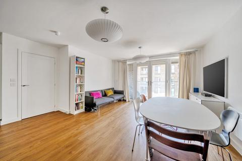 2 bedroom flat for sale, Spitfire Chase, Walton-On-Thames, KT12