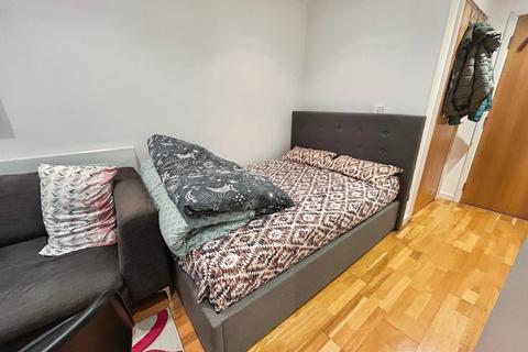 1 bedroom flat to rent, Marsh Lane, Leeds, UK, LS9