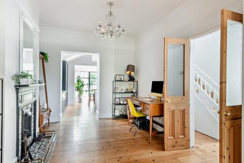 31 Adelaide Square, Windsor, SL4 2AQ