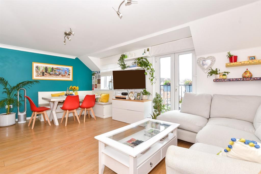 Lounge/Dining Area