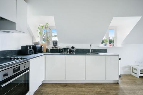 2 bedroom flat for sale, Dover Road, Tadworth, KT20