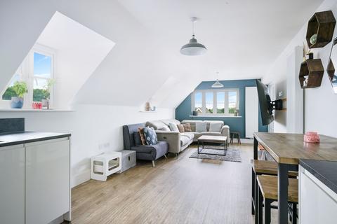 2 bedroom flat for sale, Dover Road, Tadworth, KT20