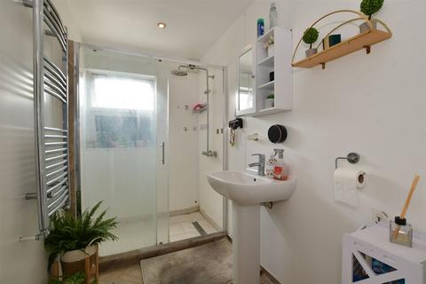 16 Kenilworth Avenue, London, E17 4PE