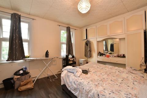 16 Kenilworth Avenue, London, E17 4PE