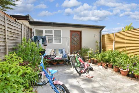 16 Kenilworth Avenue, London, E17 4PE